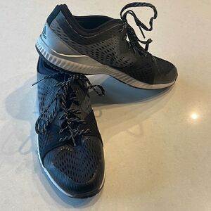 Adidas bounce training tennis shoes women’s size 8 excellent shape, cute design.